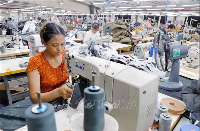 Making products for export at the Hung Yen Jute and Garment JSC in the northern province of Hung Yen. VNA Photo: Trần Việt