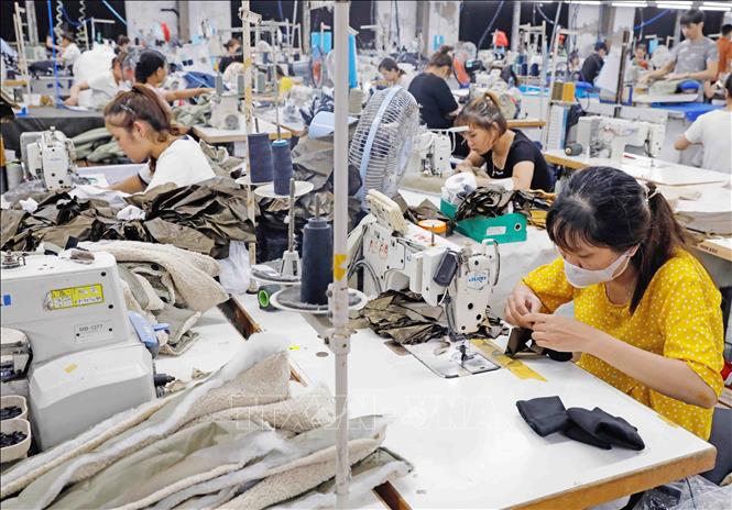 Making products for export at the Hung Yen Jute and Garment JSC in the northern province of Hung Yen. VNA Photo: Trần Việt