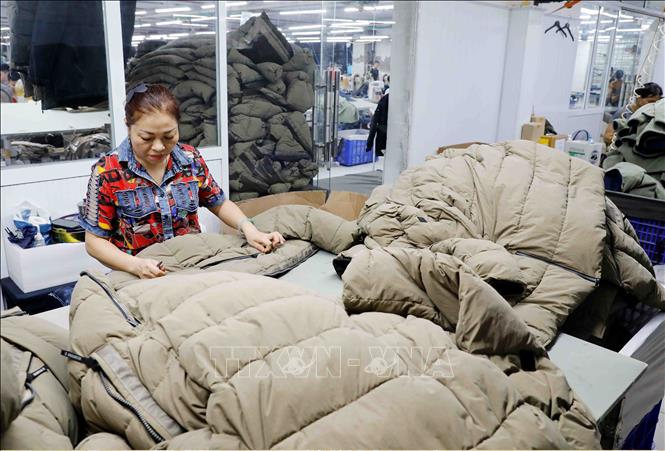 Making products for export at the Hung Yen Jute and Garment JSC in the northern province of Hung Yen. VNA Photo: Trần Việt