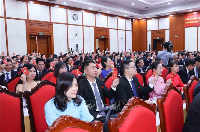 Đại biểu biểu quyết thông qua báo cáo thẩm tra tư cách đại biểu dự Đại hội. Ảnh: Phương Hoa – TTXVN 