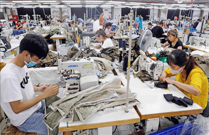 Making products for export at the Hung Yen Jute and Garment JSC in the northern province of Hung Yen. VNA Photo: Trần Việt