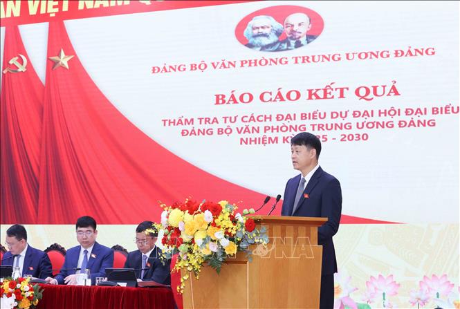 Đồng chí Nguyễn Mạnh Thắng, Chủ nhiệm Uỷ ban Kiểm tra Đảng uỷ Văn phòng Trung ương Đảng trình bày báo cáo thẩm tra tư cách đại biểu. Ảnh: Phương Hoa – TTXVN 