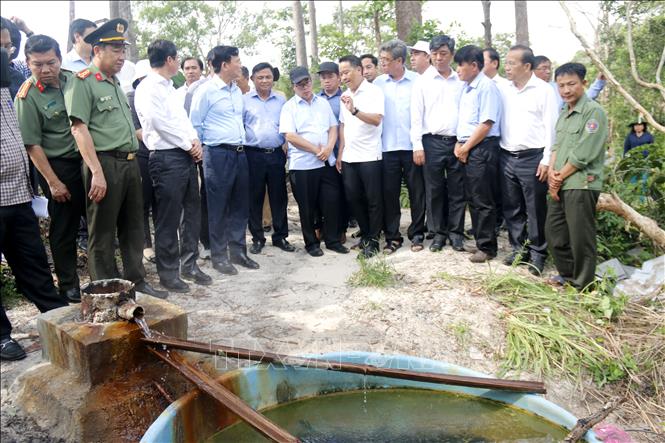 Nhà đầu tư nghe giới thiệu Dự án Tổ hợp khu đô thị, thương mại dịch vụ, vui chơi giải trí, du lịch sinh thái và tâm linh Tà Cú - Bưng Thị - Sông Phan với quy mô 13.200 ha. Ảnh: Nguyễn Thanh - TTXVN