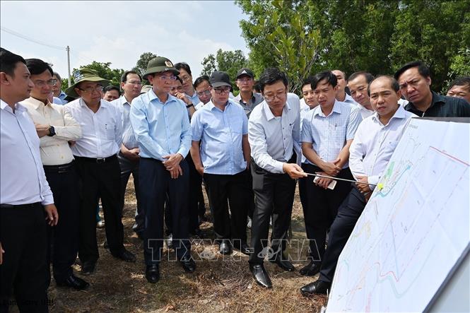 Nhà đầu tư nghe giới thiệu tiềm năng Dự án Khu công nghiệp Sơn Mỹ 1. Ảnh: Nguyễn Thanh – TTXVN