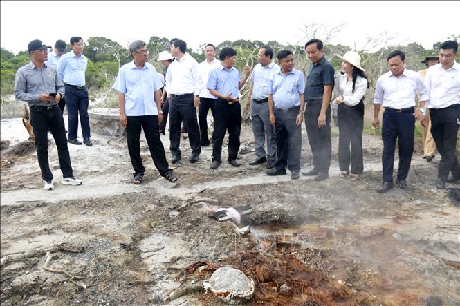 Nhà đầu tư nghe giới thiệu Dự án Tổ hợp khu đô thị, thương mại dịch vụ, vui chơi giải trí, du lịch sinh thái và tâm linh Tà Cú - Bưng Thị - Sông Phan với quy mô 13.200 ha. Ảnh: Nguyễn Thanh - TTXVN