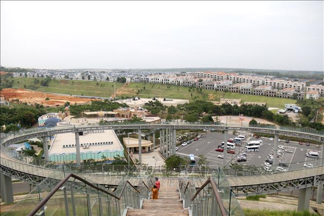 Tổ hợp Khu du lịch Thung lũng Đại Dương với diện tích đất 1.000 ha và tổng vốn đầu tư 6.400 tỷ đồng đã đi vào hoạt động và đang tiếp tục kêu gọi đầu tư. Ảnh: Nguyễn Thanh - TTXVN