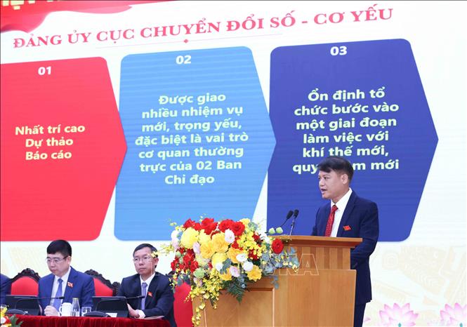 Đồng chí Đinh Quang Huy, Phó trưởng Cục Chuyển đổi số - Cơ yếu, Văn phòng Trung ương Đảng trình bày tham luận tại Đại hội. Ảnh: Phương Hoa – TTXVN 