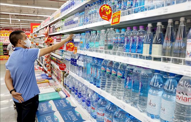 Người dân lựa chọn các mặt hàng tại Siêu thị Go! Hưng Yên Ảnh: Thế Duyệt - TTXVN