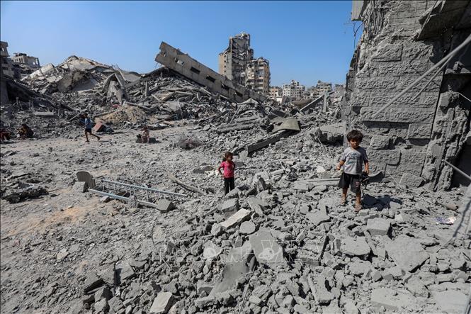 Cảnh đổ nát sau cuộc không kích của Israel tại khu vực Sheikh Radwan, Tây Bắc Gaza. Ảnh: THX/TTXVN
