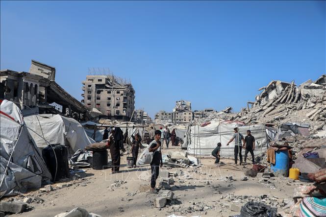 Các tòa nhà bị phá hủy sau cuộc không kích của Israel tại khu vực Sheikh Radwan, Tây Bắc Gaza. Ảnh: THX/TTXVN