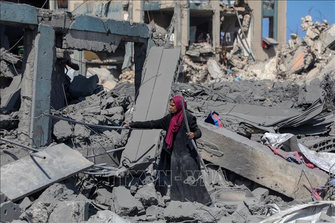 Các tòa nhà bị phá hủy sau cuộc không kích của Israel tại khu vực Sheikh Radwan, Tây Bắc Gaza. Ảnh: THX/TTXVN