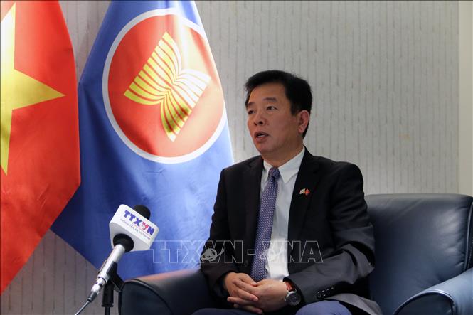 Đại sứ Việt Nam tại Hàn Quốc Vũ Hồ trả lời phóng vấn của phỏng viên TTXVN tại Hàn Quốc về chuyến thăm. Ảnh: Trường Giang - P/v TTXVN tại Hàn Quốc
