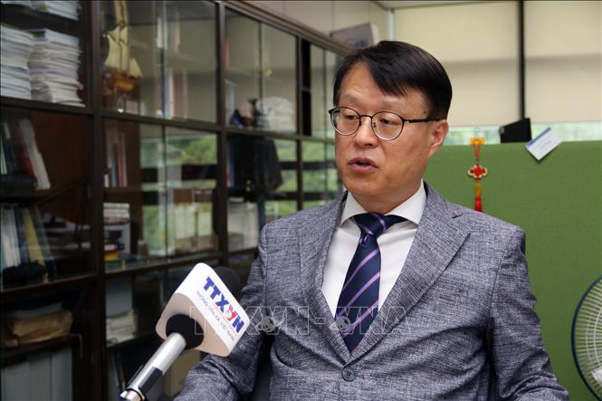 Giáo sư Choe Won Gi, Giám đốc Trung tâm Nghiên cứu ASEAN-Ấn Độ, Học Viện Ngoại giao Hàn Quốc (KNDA) trả lời phỏng vấn của phóng viên TTXVN tại Hàn Quốc về chuyến thăm. Ảnh: Trường Giang - P/v TTXVN tại Hàn Quốc
