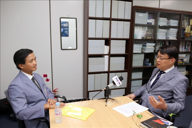 Giáo sư Choe Won Gi, Giám đốc Trung tâm Nghiên cứu ASEAN-Ấn Độ, Học Viện Ngoại giao Hàn Quốc (KNDA) trả lời phỏng vấn của phóng viên TTXVN tại Hàn Quốc về chuyến thăm. Ảnh: Trường Giang - P/v TTXVN tại Hàn Quốc