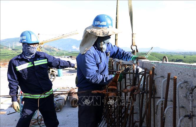 Công nhân khẩn trương thi công những hạng mục cuối trước ngày thông tuyến 19/8. Ảnh: Quốc Khánh - TTXVN
