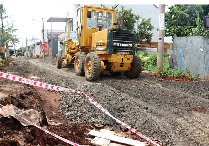 Sau phản ánh của TTXVN, chính quyền địa phương yêu cầu đơn vị thi công đẩy nhanh tiến độ dự án và thực hiện các biện pháp cảnh báo, đảm bảo an toàn cho người dân trong quá trình thi công. Ảnh: Tuấn Anh - TTXVN