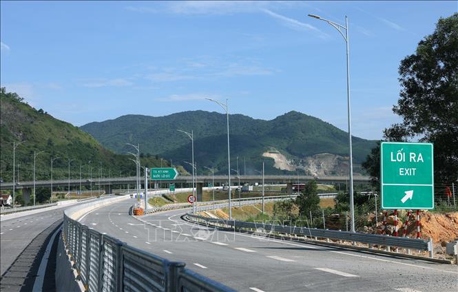 Hệ thống chiếu sáng, biển báo tại các nút giao đã hoàn thành, sẵn sàng thông tuyến vào ngày 19/8 tới. Ảnh: Quốc Khánh - TTXVN