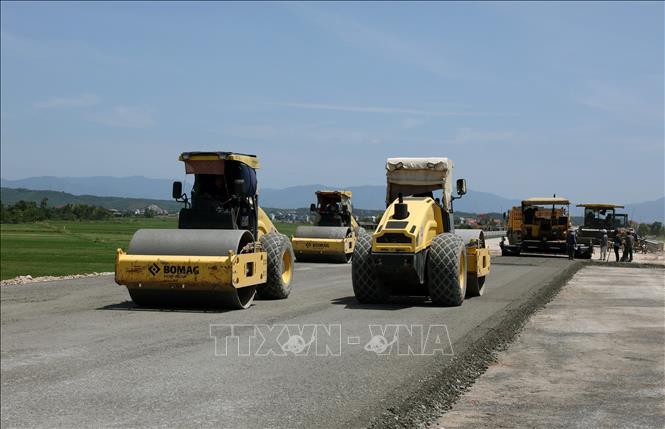 Không khí lao động khẩn trương trên công trường Dự án cao tốc Vũng Áng - Bùng, quyết tâm thông tuyến và dịp 19/8 theo yêu cầu của Thủ tướng Chính phủ. Ảnh: Quốc Khánh - TTXVN