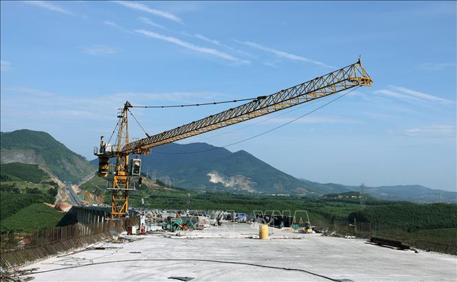 Không khí lao động khẩn trương trên công trường cầu số 1, cây cầu có độ khó và mất nhiều thời gian thi công nhất trong Dự án. Ảnh: Quốc Khánh - TTXVN