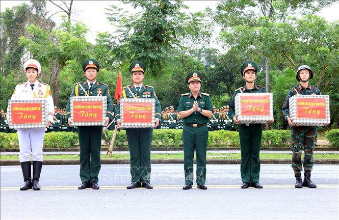 Thượng tướng Trương Thiên Tô tặng quà, động viên các lực lượng tập luyện diễu binh, diễu hành (A80) khu vực Đại học Quốc gia Hà Nội. Ảnh: Tuấn Anh - TTXVN