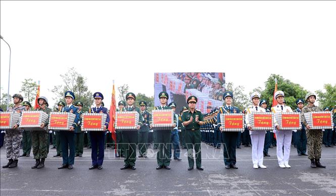 Thượng tướng Trương Thiên Tô tặng quà, động viên các lực lượng tập luyện diễu binh, diễu hành (A80) tại Làng Văn hóa các Dân tộc Việt Nam. Ảnh: Tuấn Anh - TTXVN