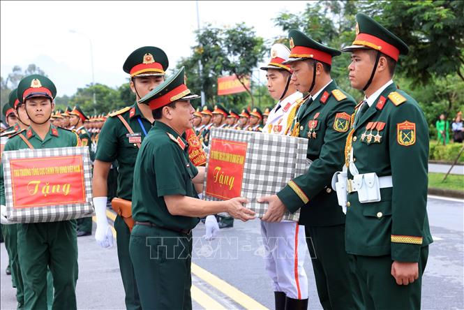 Thượng tướng Trương Thiên Tô tặng quà, động viên các lực lượng tập luyện diễu binh, diễu hành (A80) tại khu vực Đại học Quốc gia Hà Nội. Ảnh: Tuấn Anh - TTXVN