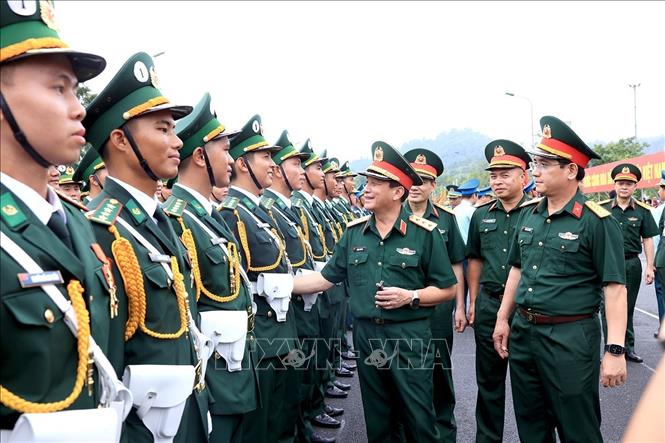 Thượng tướng Trương Thiên Tô động viên các lực lượng tập luyện diễu binh, diễu hành (A80) tại Làng Văn hóa các dân tộc Việt Nam. Ảnh: Tuấn Anh - TTXVN