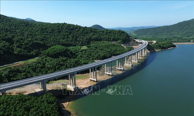Dự án cao tốc thành phần Vũng Áng – Bùng với những cây cầu vượt hồ, vượt núi đã trở thành điểm nhấn ấn tượng, hòa quyện công trình giao thông với cảnh quan tự nhiên. Ảnh: Quốc Khánh-TTXVN
