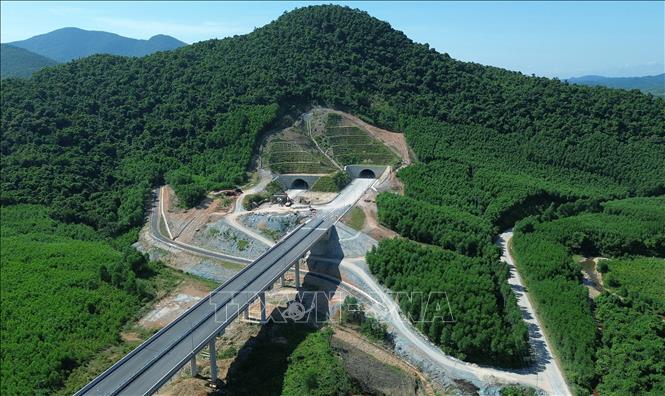 Hướng tuyến qua hầm Đèo Bụt đi qua dãy núi Đồng Nang, phía Bắc đi qua xã Kỳ Hoa, tỉnh Hà Tĩnh; thiết kế có hai ống hầm, tim hầm trái cách tim hầm phải 45 m; hầm trái dài 716 m, hầm phải dài 840 m, chiều rộng mỗi hầm 15 m, cao 8 m. Ảnh: Quốc Khánh - TTXVN