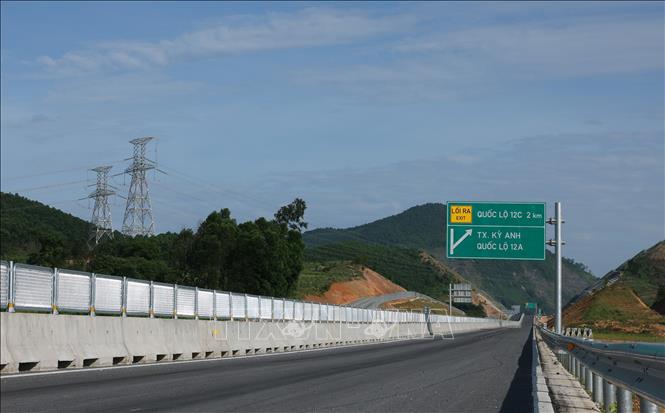 Hệ thống biển báo, giải phân cách, tôn sóng đã được lắp đặt hoàn thiện. Ảnh: Quốc Khánh - TTXVN