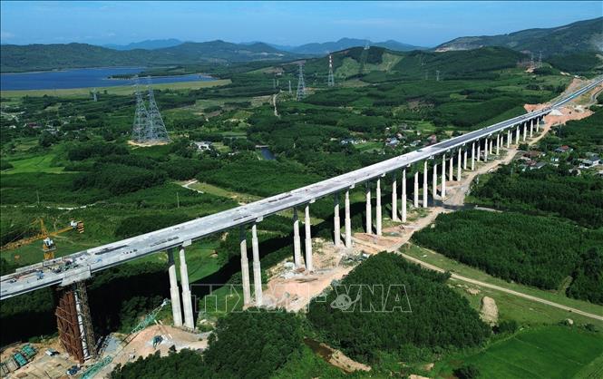 Hạng mục cầu số 1 hoàn thiện sẽ đưa Dự án hoàn thành theo tiến độ đặt ra là thông xe vào dịp 19/8. Ảnh: Quốc Khánh - TTXVN