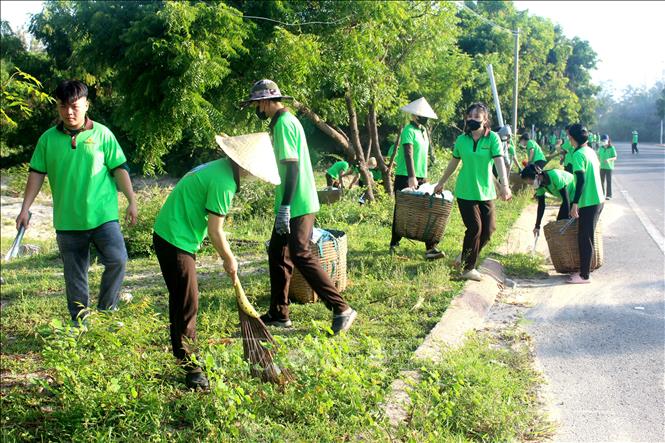 Nhân viên của các doanh nghiệp du lịch và dịch vụ tại địa phương ra quân thu gom rác thải. Ảnh: Hồng Hiếu- TTXVN
