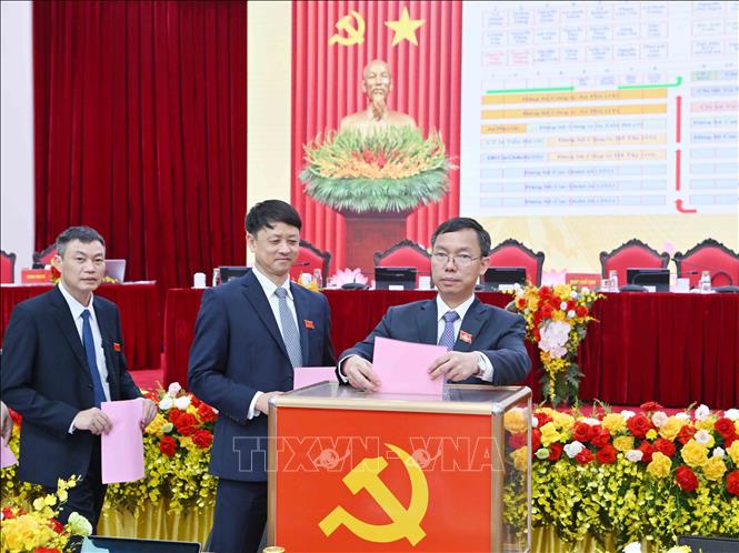 Đại biểu bỏ phiếu bầu Ban Chấp hành Đảng bộ nhiệm kỳ 2025 - 2030. Ảnh: Phương Hoa – TTXVN 