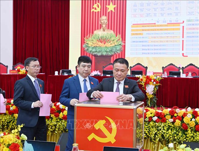 Đại biểu bỏ phiếu bầu Ban Chấp hành Đảng bộ nhiệm kỳ 2025 - 2030. Ảnh: Phương Hoa – TTXVN 