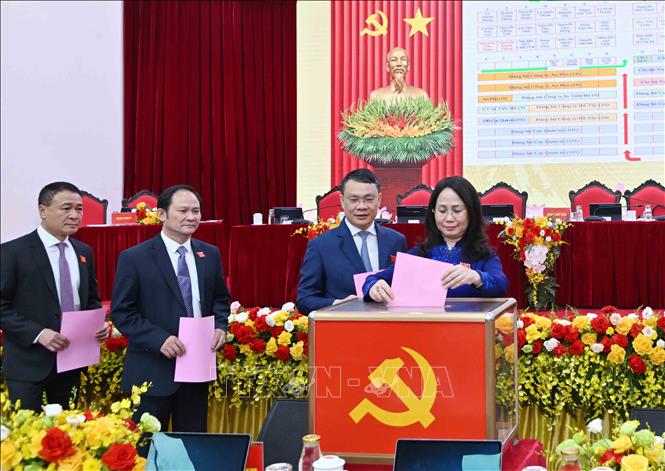 Đại biểu bỏ phiếu bầu Ban Chấp hành Đảng bộ nhiệm kỳ 2025 - 2030. Ảnh: Phương Hoa – TTXVN 
