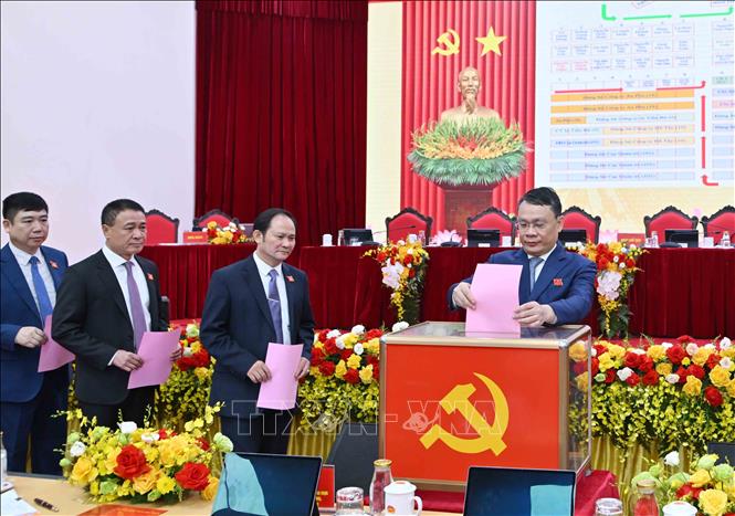 Đại biểu bỏ phiếu bầu Ban Chấp hành Đảng bộ nhiệm kỳ 2025 - 2030. Ảnh: Phương Hoa – TTXVN 
