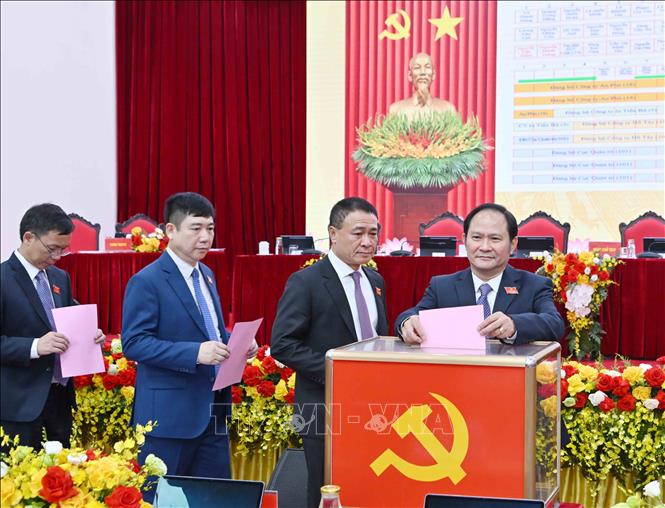 Đại biểu bỏ phiếu bầu Ban Chấp hành Đảng bộ nhiệm kỳ 2025 - 2030. Ảnh: Phương Hoa – TTXVN 