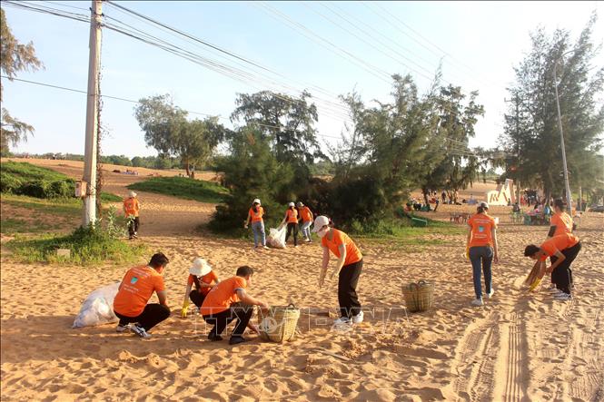 Ra quân thu gom rác thải tại khu vực công cộng đồi cát Bay Mũi Né (Lâm Đồng). Ảnh: Hồng Hiếu- TTXVN