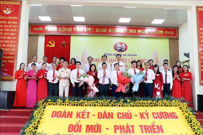 Ủy viên Ban Thường vụ Thành ủy, Trưởng ban Quản lý Khu kinh tế Hải Phòng Lê Trung Kiên tặng hoa chúc mừng Ban Chấp hành Đảng bộ xã An Thành. Ảnh: Mạnh Tú - TTXVN