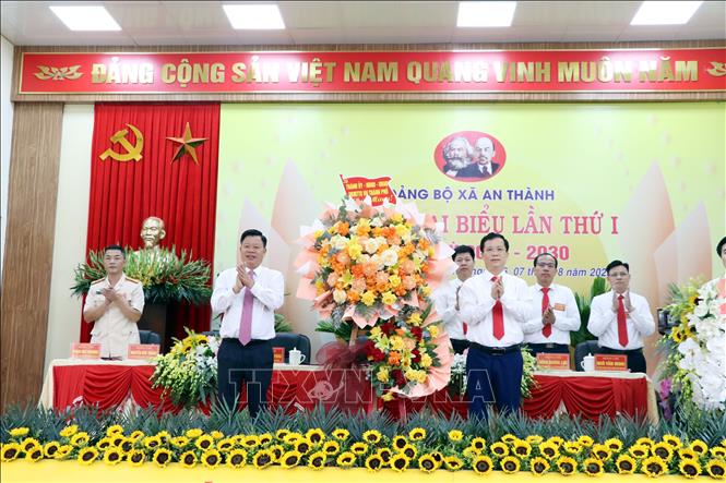 Ủy viên Ban Thường vụ Thành ủy, Trưởng ban Quản lý Khu kinh tế Hải Phòng Lê Trung Kiên tặng hoa chúc mừng Đại hội. Ảnh: Mạnh Tú - TTXVN