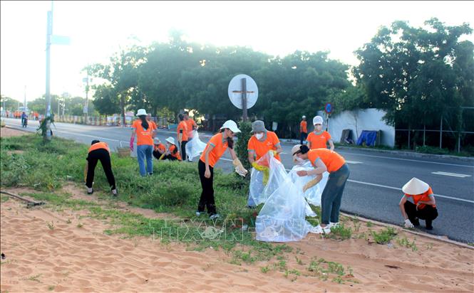 Ngày hội dọn rác “Clean Up Day” được tổ chức thứ 5 đầu tiên mỗi tháng và được các khu du lịch, người dân cùng du khách hưởng ứng. Ảnh: Hồng Hiếu-TTXVN