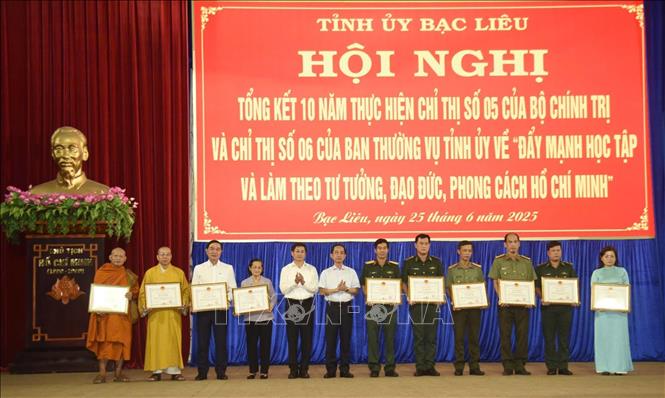 Bà Ngô Thu Hà (người thứ tư từ bên trái qua) được Tỉnh ủy Bạc Liêu vinh danh tại Hội nghị tổng kết 10 năm về đẩy mạnh học tập và làm theo tư tưởng đạo đức, phong cách Hồ Chí Minh. Ảnh: TTXVN phát