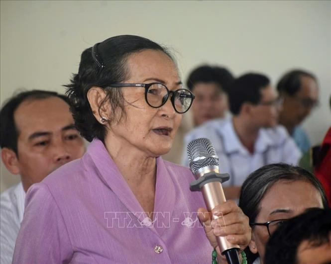 Bà Ngô Thu Hà phát biểu trong buổi tiếp xúc cử tri, đề nghị cần quan tâm hơn đến chế độ chính sách cho nạn nhân chất độc da cam/dioin. Ảnh: TTXVN phát