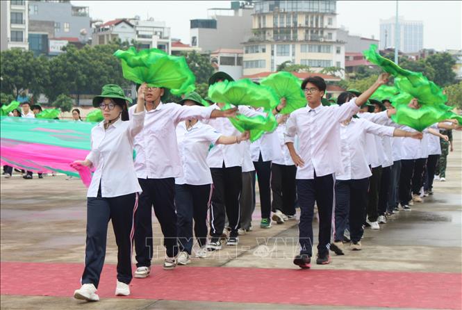 Học sinh Thủ đô hăng say luyện tập cho lễ kỷ niệm trọng đại của đất nước. Ảnh: Nguyễn Cúc - TTXVN