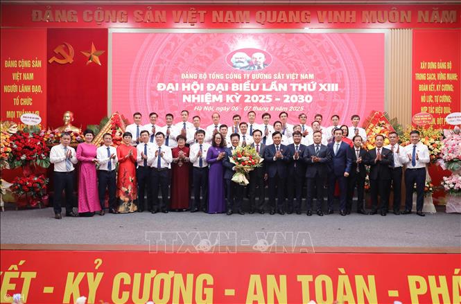 Lãnh đạo cấp trên tặng hoa chúc mừng Ban Chấp hành Đảng bộ Tổng công ty Đường sắt Việt Nam nhiệm kỳ 2025 - 2030. Ảnh: Thành Phương – TTXVN