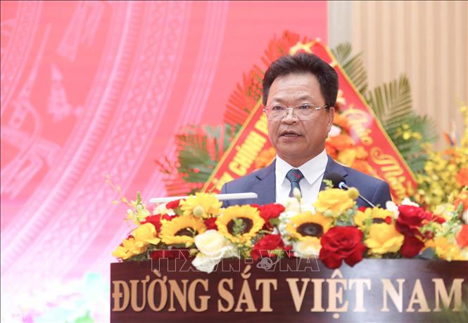 Bí thư Đảng uỷ, Chủ tịch Hội đồng thành viên Tổng công ty Đường sắt Việt Nam Đặng Sỹ Mạnh đọc diễn văn khai mạc Đại hội. Ảnh: Thành Phương-TTXVN