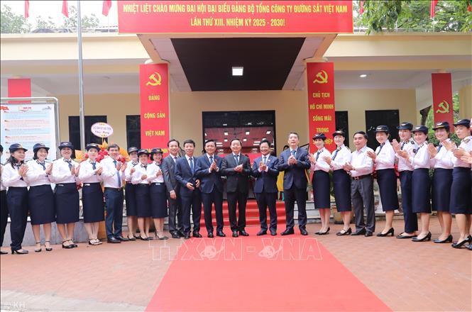 Phó Thủ tướng Trần Hồng Hà chụp ảnh chung với đại biểu. Ảnh: Thành Phương-TTXVN