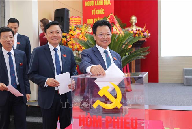 Các đại biểu bỏ phiếu bầu Ban Chấp hành Đảng bộ Tổng công ty Đường sắt Việt Nam nhiệm kỳ 2025 - 2030. Ảnh: Thành Phương – TTXVN