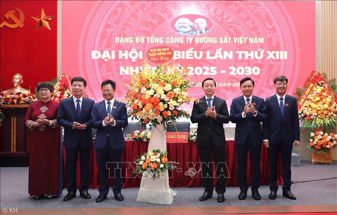 Phó Thủ tướng Trần Hồng Hà tặng hoa chúc mừng Đại hội. Ảnh: Thành Phương – TTXVN