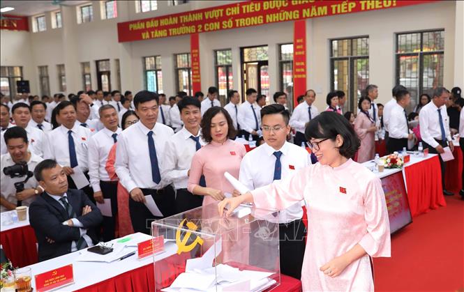 Các đại biểu bỏ phiếu bầu Ban Chấp hành Đảng bộ Tổng công ty Đường sắt Việt Nam nhiệm kỳ 2025 - 2030. Ảnh: Thành Phương – TTXVN